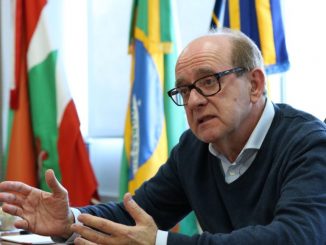 Foto do reitor da UFSC, Ubaldo Cesar Balthazar, falando em seu gabinete.