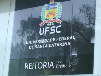 Foto do logo da UFSC na entrada da Reitoria 2.
