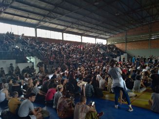 Ginásio do Centro de Desportos da UFSC com cerca de 500 estudantes durante assembléia geral