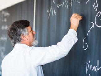 Professor escrevendo equações em uma lousa