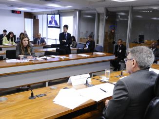 Sala de comissões do Senado Federal durante reunião realizada pela Comissão de Educação (CE).