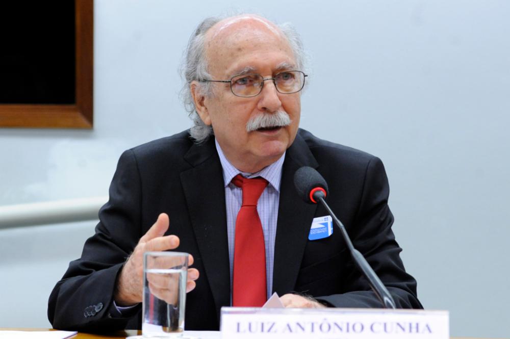 Professor da UFRJ, Luiz Antonio Cunha, durante seu discurso na Câmara dos Deputados. Seminário sobre as universidades federais.