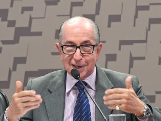 Foto do economista Marcos Cintra falando no microfone e gesticulando