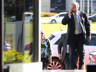 Paulo Guedes, ministro da Economia, conversa ao telefone celular enquanto caminha