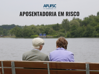Imagem com duas pessoas da terceira idade de costas sentadas em um banco. Acima, o nome da cartilha "Aposentadoria em risco" e o logo da Apufsc-Sindical.