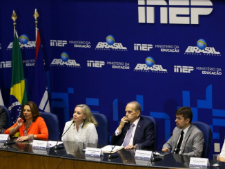 Na foto, integrantes de órgãos ligados a educação divulgam resultados do Enade 2018. Todos estão sentados em frente aos microfones. Atrás um fundo azul estampa os logotipos do Inep e do Governo Federal.