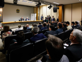 Presidente da República, Jair Bolsonaro durante reunião com o Ministro da Economia, Paulo Guedes.