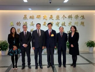 Capes assina parceria com agência de fomento à pesquisa da China.