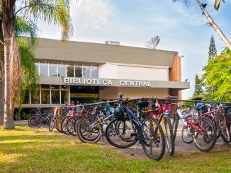 Biblioteca Central ao fundo com bicicletário à frente