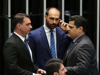 O senador Flavio Bolsonaro e o deputado Eduardo Bolsonaro, conversam com o presidente do Senado Davi Alcolumbre, durante sessão plenária para votação da reforma o sistema previdenciário.