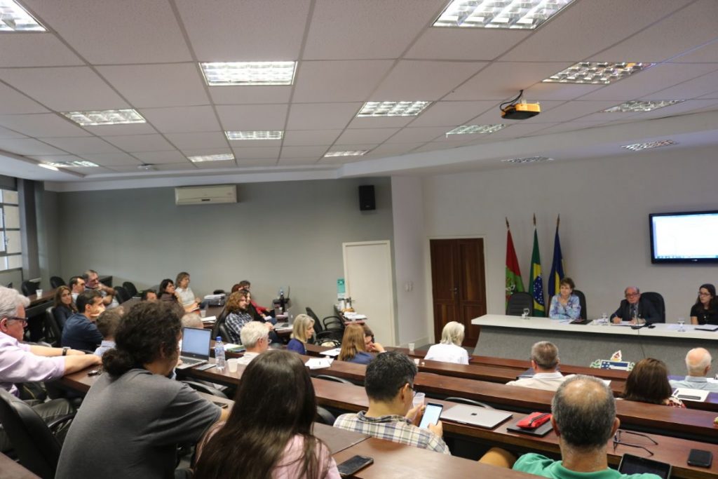 Foto da Sala dos Conselhos onde se reúne o conselho universitário da UFSC.