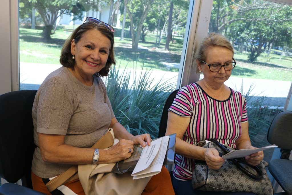 As aposentadas Zaida Diniz e Rosa Maria Linhares Auras decidiram fazer a migração do novo plano de saúde da UFSC de forma presencial no DAS.