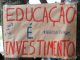 Cartaz em protesto na Unb diz: educação é investimento