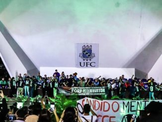 protesto contra reitor nomeado por Bolsonaro em colação de grau na UFC