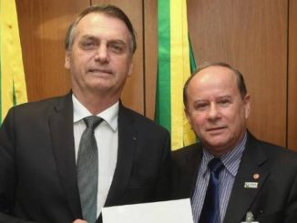 Jair Bolsonaro com o novo presidente da Capes, Benedito Guimarães Aguiar Neto
