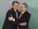 O presidente Jair Bolsonaro e o ministro Abraham Weintraub se cumprimentando.