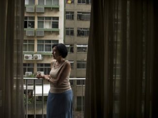 Maria Alice Lenzi. Ela tem 75 anos e está sem sair de casa Foto: Márcia Foletto / Agência O Globo