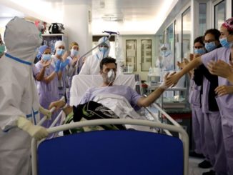 Maioria dos infectados no Brasil tem menos de 60 anos.JUAN CARLOS CÁRDENAS / EFE