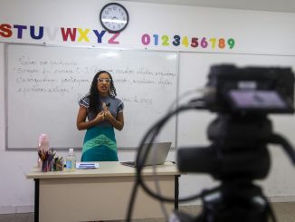 Professores da rede municipal de Salvador gravam aulas — Foto: Bruno Concha/Secom