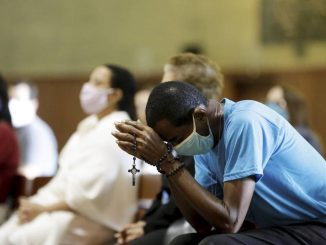 Primeira missa presencial na catedral do Rio desde o início da pandemia Foto: Domingos Peixoto / Agência O Globo
