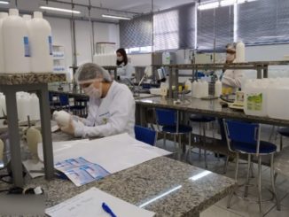 Laboratório da Universidade Federal de Alfenas, que produziu álcool em gel para o enfrentamento da pandemia do novo coronavírus em cidades de MG — Foto: Reprodução/EPTV