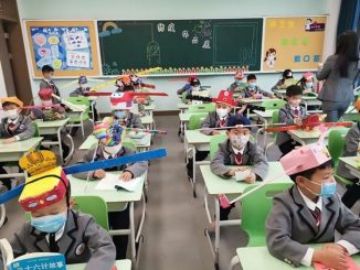 Chapéus visam manter as crianças distantes umas da outras, evitando a propagação do coronavírus. Foto: Reprodução/Twitter/@chowleen