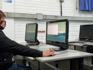 O estudante de Agronomia Clésio Henrique Cardoso já foi retirar seu equipamento no Centro de Ciências Agrárias da UFSC nesta segunda-feira, 24 de agosto. (Foto: Aline Cardozo/CCA/UFSC)