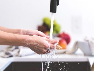 Mãos sendo lavadas com água da torneira. Foto: Foto da Matthew Henry do Burst (banco de imagens grátis)