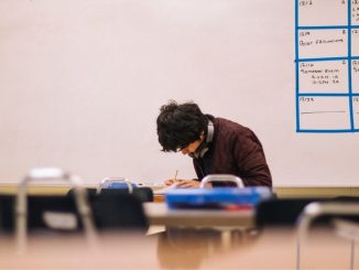 Estudante sozinho em sala de aula. Foto: Canva