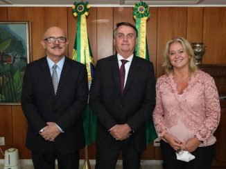 A nova presidente da Capes, Claudia Mansani Toledo, ao lado do presidente Jair Bolsonaro e do ministro da Educação, Milton Ribeiro - Milton Ribeiro no Twitter