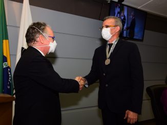 Marcelo Knobel e Tom Zé durante cerimônia na Unicamp — Foto: Antonio Scarpinetti / Unicamp