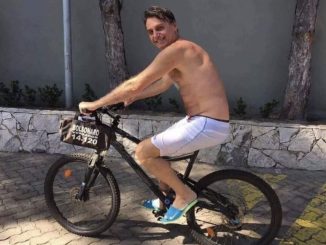Bolsonaro pedalando uma bicicleta. Reprodução/Twitter de Jair Bolsonaro - 17.fev.2021
