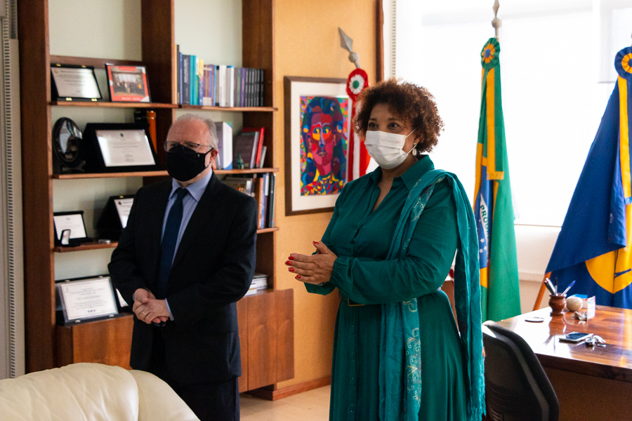 Irineu e Joana no gabinete da Reitoria (Fotos: Henrique Almeida/Agecom)