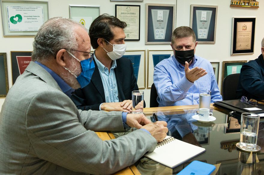 Encontro teve a presença do Reitor da UFSC, direção do HU e entidades médicas (Foto: Agecom/UFSC)