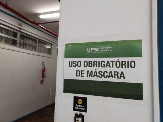orientação sobre uso de máscaras no CCE (Foto: Stefani Ceolla/Apufsc)