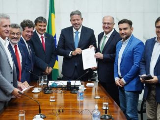 Arthur Lira (C) recebe de Geraldo Alckmin a minuta da PEC da Transição (Foto: Pablo Valadares/Câmara dos Deputados)