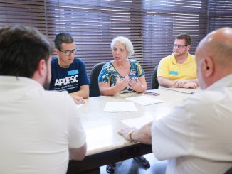 Representantes do Movimento Humaniza SC na Alesc (Foto: Vicente Schmitt/Agência AL)