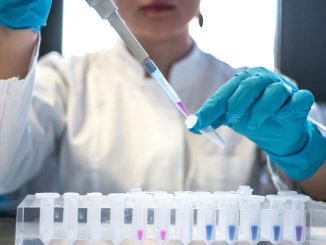 Pesquisadora analisa amostras de líquido colorido