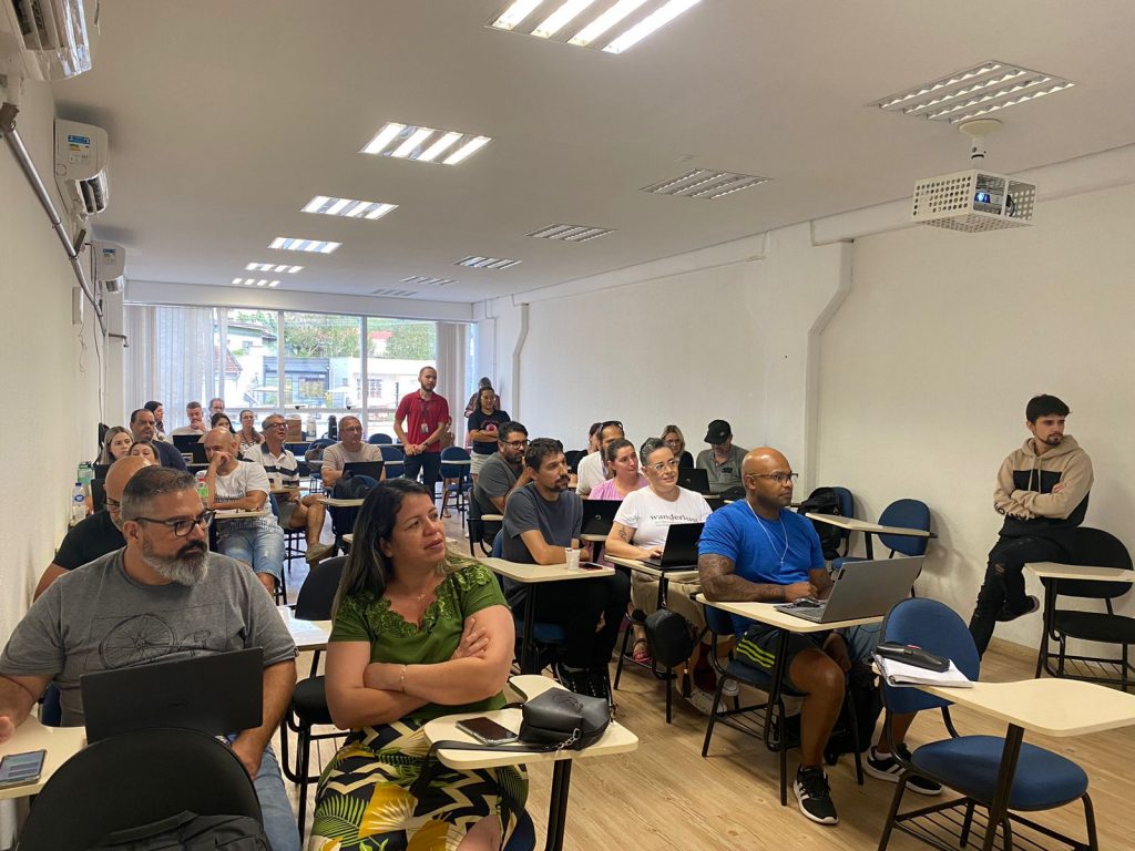 Participantes receberam treinamento para operar cortadoras a laser, impressoras 3D e utilizar kits de eletrônica. Foto: UFSC Blumenau
