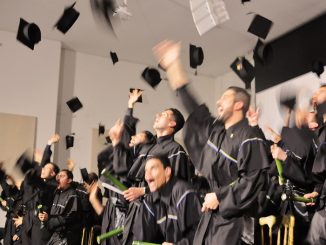 Formandas e formandos lançaram os capelos para cima ao final de cerimônia. Foto: Salvador Gomes/Agecom/UFSC (Formatura Medicina Ararangua)