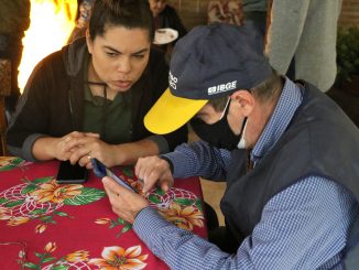 Recenseador do IBGE entrevista moradora da comunidade quilombola de Pedra Bonita, no Alto da Boa Vista, região norte do Rio. Censo demográfico do IBGE(Instituto Brasileiro de Geografia e Estatística) identifica pela primeira vez a população e o território das comunidades quilombolas no Brasil. Foto: Tânia Rêgo/Agência Brasil